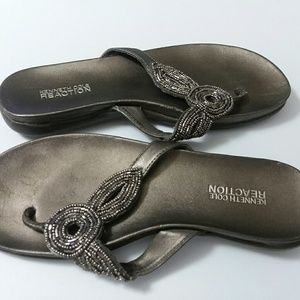 Kenneth Cole Reaction Headed Flip Flops Size 6